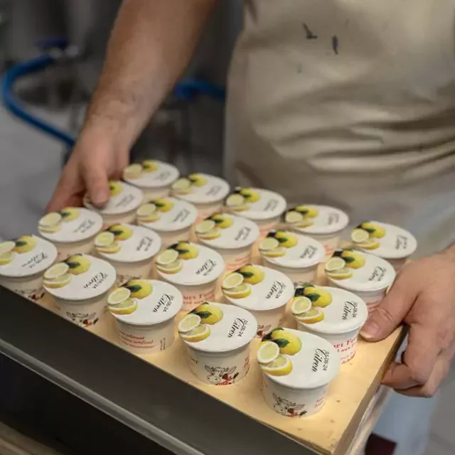 Photo de pots de lait transformé en fromage